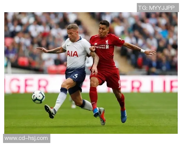 汉密尔顿与邓迪的激烈对决揭示足球战术与团队合作的精彩瞬间